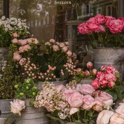 Elegant Gift Box Flower Design